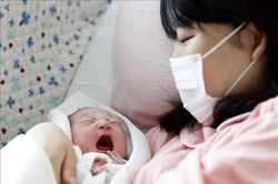 Nhật Bản đẩy nhanh kế hoạch miễn phí sinh con