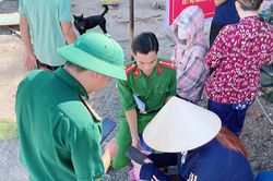 Hỗ trợ người d&acirc;n đảo H&ograve;n Chuối đăng k&yacute; định danh điện tử, n&acirc;ng cao kỹ năng số
