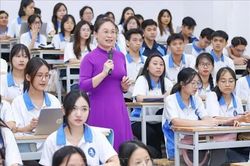 Kiểm so&aacute;t lạm ph&aacute;t điểm, đẩy mạnh t&iacute;ch hợp AI trong gi&aacute;o dục đại học