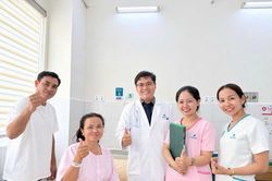 Phẫu thuật nội soi khối u buồng trứng lớn cho một phụ nữ người Campuchia