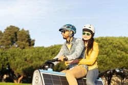 Thị trường xe điện tuần qua: Ra mắt mẫu xe máy điện tự sạc bằng năng lượng mặt trời