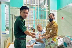 Bộ đội Bi&ecirc;n ph&ograve;ng C&agrave; Mau hỗ trợ qu&acirc;n nh&acirc;n mắc bệnh hiểm ngh&egrave;o, trẻ em kh&oacute; khăn