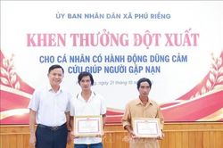 Khen thưởng đột xuất 3 c&aacute; nh&acirc;n dũng cảm cứu người trong lũ