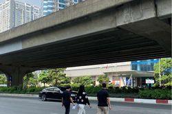 Hầm đi bộ ở Hà Nội và thói quen 'băng cắt'… như không