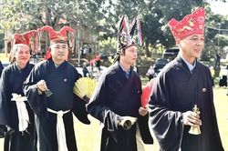 Lạc Sơn g&igrave;n giữ Mo Mường