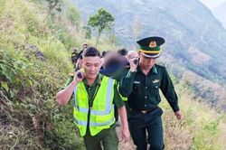 C&ocirc;ng an x&atilde; Lũng C&uacute; cứu du kh&aacute;ch rơi xuống vực tại điểm Cực Bắc