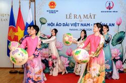 G&igrave;n giữ hồn Việt tr&ecirc;n đất Phần Lan qua t&agrave; &aacute;o d&agrave;i truyền thống