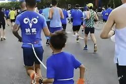 Bị cấm thi đấu trong 3 năm v&igrave; đưa con trai 9 tuổi chạy c&ugrave;ng cự ly b&aacute;n marathon