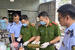 Một cơ sở sản xuất chả ở phường Đ&ocirc;ng H&agrave; bị ph&aacute;t hiện sử dụng h&agrave;n the trong chế biến