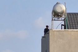C&ocirc;ng an bao v&acirc;y ng&ocirc;i nh&agrave; c&oacute; 2 người nghi ng&aacute;o đ&aacute; cầm kiếm cố thủ