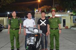 Tuần tra, ph&aacute;t hiện thiếu ni&ecirc;n trộm xe SH Mode