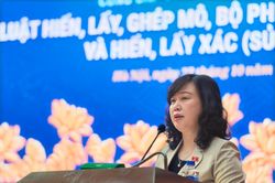 Bộ trưởng Bộ Y tế rưng rưng khi nhắc tới những em b&eacute; mỏi m&ograve;n chờ gh&eacute;p tạng