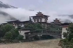 Vỡ hồ băng ở Bhutan, lũ quét cuồn cuộn cuốn trôi nhiều công trình