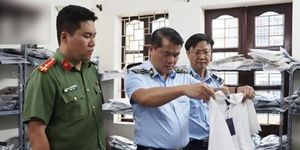 Đột xuất kiểm tra 'kho hàng hiệu' trong ngõ nhỏ, phát hiện nhiều vi phạm