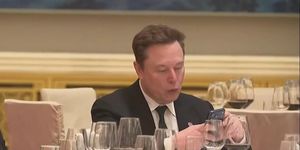 Tỷ phú Elon Musk dùng điện thoại gì