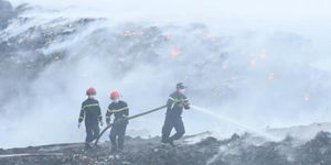 Cận cảnh lực lượng chức năng căng mình dập cháy bãi rác Nghĩa Kỳ