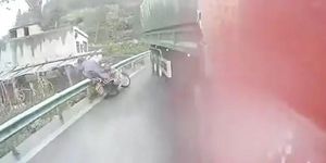 Container mất lái quét ngang đường, người đàn ông bỏ xe nhảy qua barie thoát chết trong gang tấc