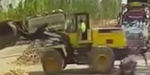 Máy xúc lùi bất ngờ cán nát máy kéo, người đàn ông thoát chết trong tích tắc