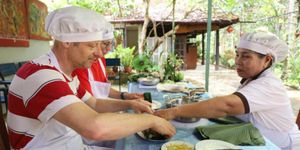 Khách Tây tập nấu món Huế