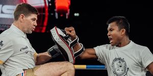 Thánh Muay Buakaw dạy võ cho huyền thoại Liverpool