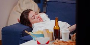 4 thói quen phổ biến sau bữa ăn khiến bụng dễ tích mỡ hơn