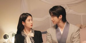 'Nhặt sạn' ở Perfect Crown: IU cứu Đại quân vô lý, Byeon Woo Seok 'ăn tát' dư thừa