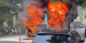 Cháy xe buýt dữ dội trên đường phố Hà Nội dưới thời tiết nắng nóng