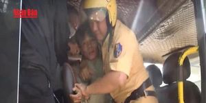 [Video] Cảnh sát giao thông chốt chặn, bắt đối tượng cướp giật tài sản