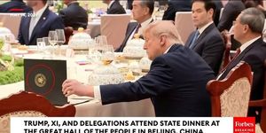 Thực hư clip ông Donald Trump 'lật tài liệu của ông Tập Cận Bình' trong quốc yến