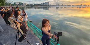 Nườm nượp check-in hoàng hôn 'tuyệt đối điện ảnh' ở Hồ Tây