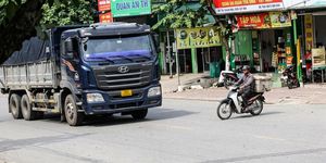 Cùng phóng tốc độ cao qua ngã tư, xe máy tông ngang xe tải ở Thanh Hóa