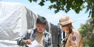 CSGT đội nắng gần 40°C xử lý xe quá tải trên đường Hồ Chí Minh