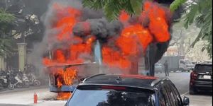 Hà Nội: Xe buýt cháy trơ khung trên phố Lý Thường Kiệt, hàng chục hành khách may mắn thoát nạn