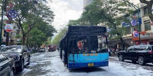 Hà Nội: Cháy xe buýt trên phố Lý Thường Kiệt, hành khách kịp thoát thân