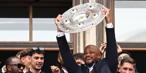 Kompany 'quẩy' cực sung tại buổi tiệc ăn mừng chức vô địch Bundesliga
