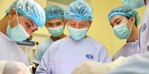 Nam thiếu niên 16 tuổi giữ lại đôi mắt sau phẫu thuật ung thư da