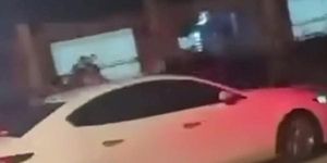 Tài xế lái xe ô tô cán qua người khác rồi bỏ chạy