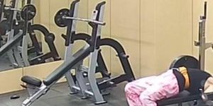 Người đàn ông tập gym may mắn thoát chết khi bị khối tạ 145kg đè trúng