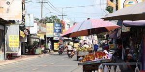 Lấn chiếm lòng đường, vỉa hè: Công an rời đi là tái lấn chiếm
