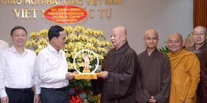 Bí thư Thành ủy TP.HCM Trần Lưu Quang thăm, chúc mừng nhân Đại lễ Phật đản đến Ban Trị sự TP.HCM