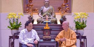 Bí thư Thành ủy TP.HCM Trần Lưu Quang đến chùa Huê Nghiêm thăm Đức Pháp chủ GHPGVN