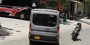 Phóng tốc độ 'đạn bắn', xe máy tông mạnh xe khách đang rẽ sang ngã ba