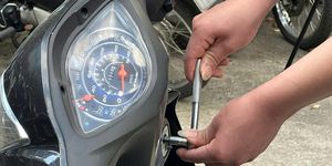 Thủ đoạn bẻ khóa xe máy chưa tới 1 phút của 2 tên trộm