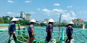Ra đường như bước vào lò than, người Hà Nội quay quắt giữa nắng nóng cực hạn