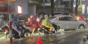 Đường phố Hà Nội hóa sông sau cơn mưa 'vàng'