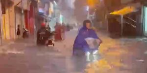 Cơn mưa dông biến nhiều tuyến phố ở Hà Nội thành 'sông'