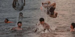 VDIEO: Hà Nội nắng như đổ lửa trên 40 độ C, người dân ùn ùn ra sông Hồng, Hồ Tây giải nhiệt