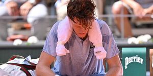 Sinner gục ngã ngay vòng 2 Roland Garros