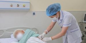 Ca tán sỏi hiếm gặp cho bệnh nhân thận 'chui' lên ngực
