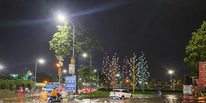 Đường phố Hà Nội ngập sâu sau cơn mưa giải nhiệt, người dân chật vật về nhà
